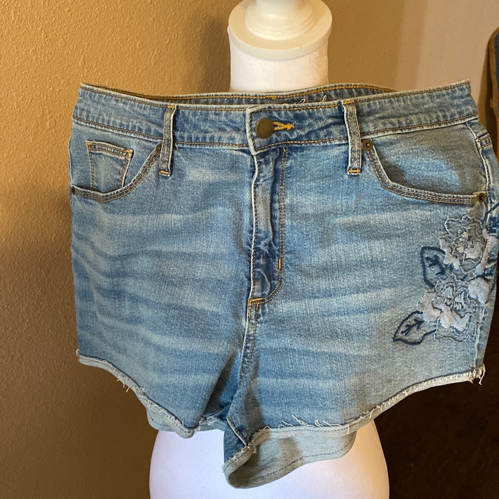 Jean shorts with embroidery